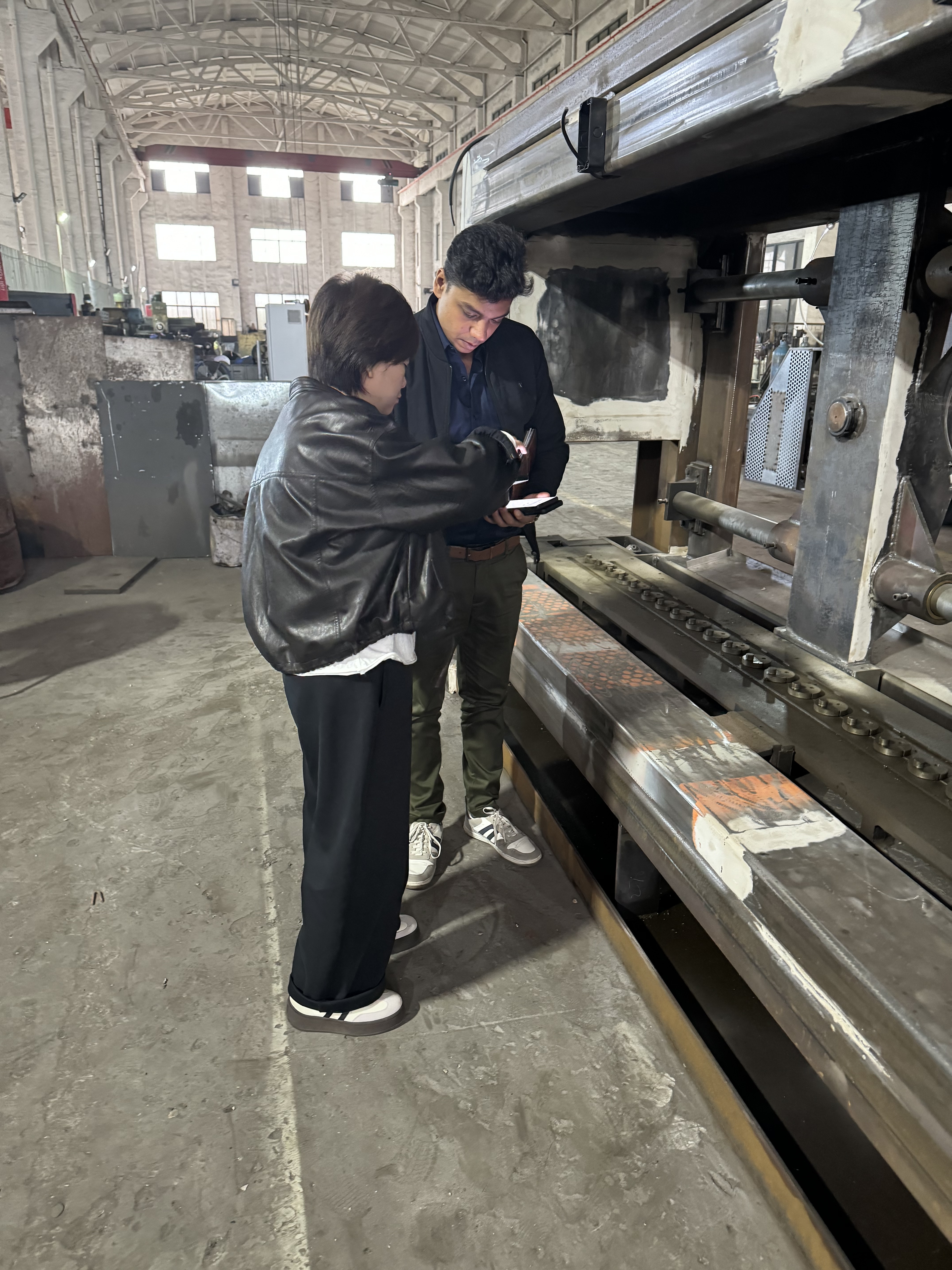 Najnowsze blogi firmy Indyjscy Klienci Odwiedzają Naszą Fabrykę w Celu Inspekcji Maszyny do Siatki Gabionowej