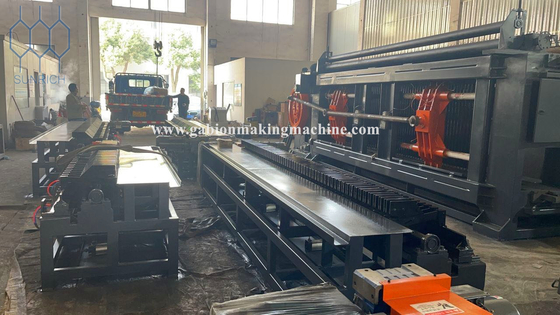 kupować Wytrzymałość na rozciąganie 350-550N/Mm2 Linia produkcyjna gabionu o rozmiarze siatki 60X80-80X100MM oraz system sterowania PLC produkcja online